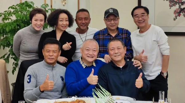 57歲歐陽奮強與老戲骨聚餐“花仙子”範豔罕見現身