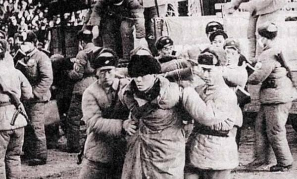 1950年，北京西單一小販被抓，彭德懷大喜：這個劊子手終於抓到了