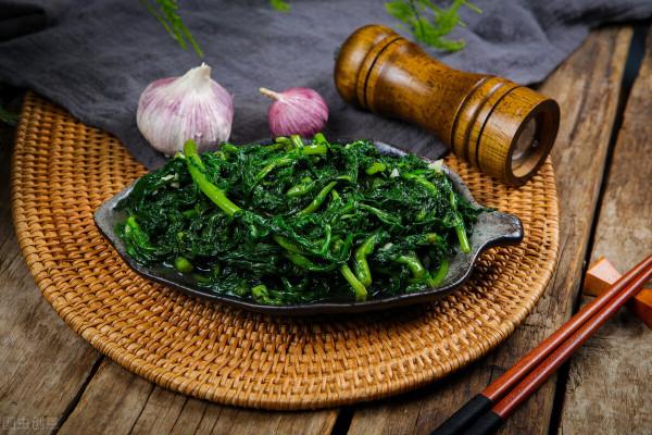 夏天,遇到“皇帝菜”別手軟,加辣椒簡單一炒,清脆又新鮮 夏天,遇到“皇帝菜”別手軟,加辣椒簡單一炒,清脆又新鮮