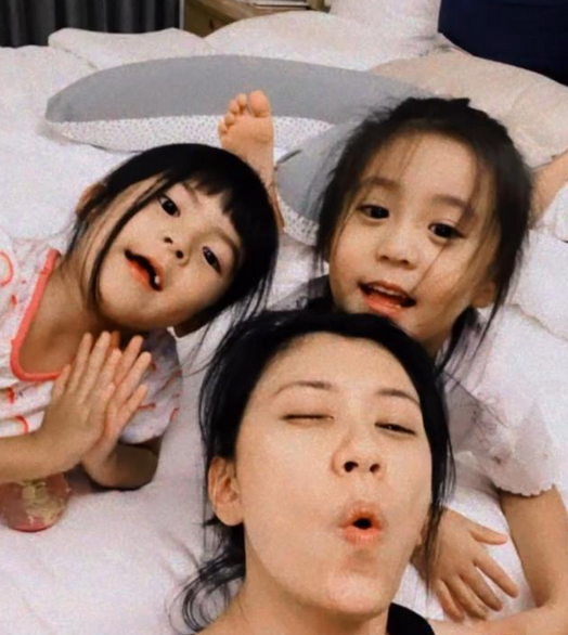 生下3胎的8個明星家庭：有人5年內連生3娃，有人46歲了還敢產子