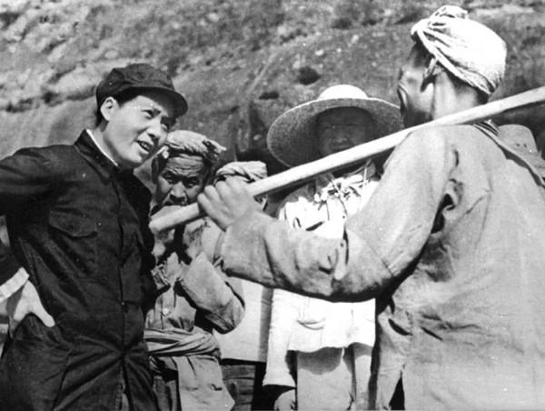 朱敏第一次見到毛主席，脫口而出說：你的畫像上沒有這顆痣