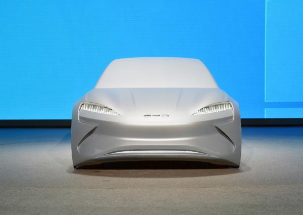 比亞迪全新概念車亮相，外觀很前衛科幻，續航可達1千公里
