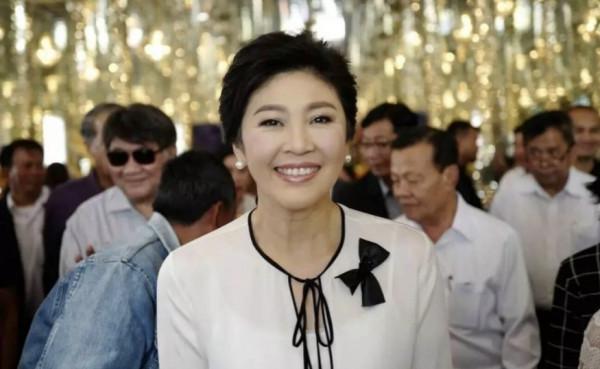 54歲英拉好福氣：相伴25年的男友在家等她，長兄如父護她半生周全