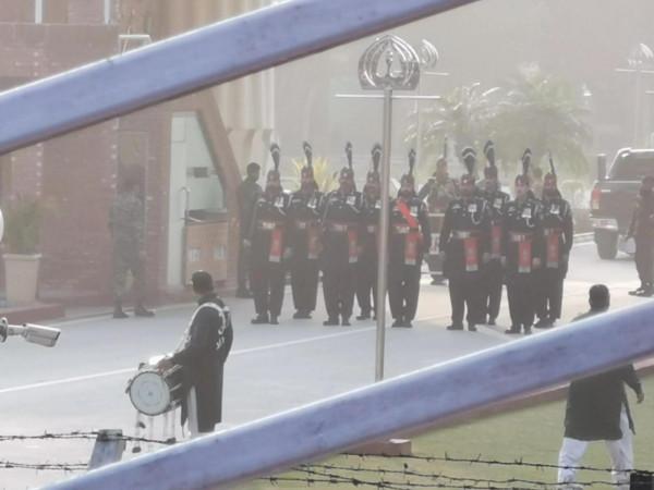 一場莊嚴，滑稽，充滿戲劇性的降旗儀式