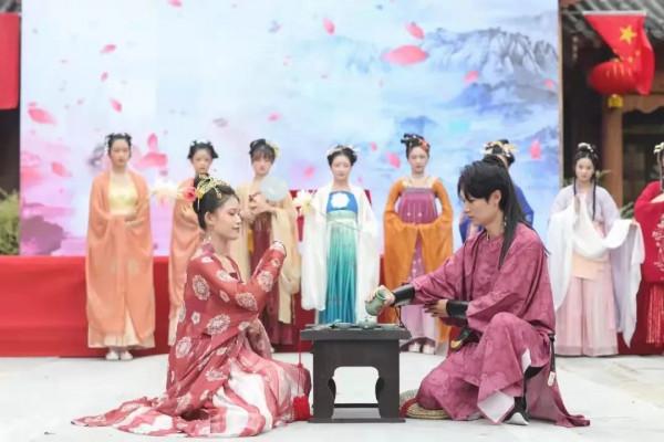 媒體報道 | 觀看民俗表演 品嚐地方小吃 沂蒙老區特色小鎮豐富遊客假期新體驗 媒體報道 | 觀看民俗表演 品嚐地方小吃 沂蒙老區特色小鎮豐富遊客假期新體驗