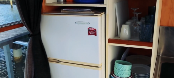 男子花百萬將家搬到水面上 12㎡漂浮小屋每月管理費至少三千