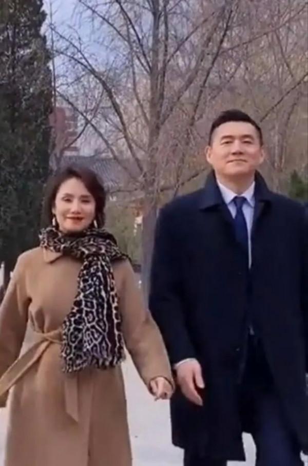 60歲徐俐久違亮相！穿大衣走秀氣場比朱迅都強大，氣質太優雅了