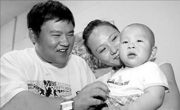 金學峰：昏迷不醒，險些成為植物人，老婆懷孕6個月不離不棄