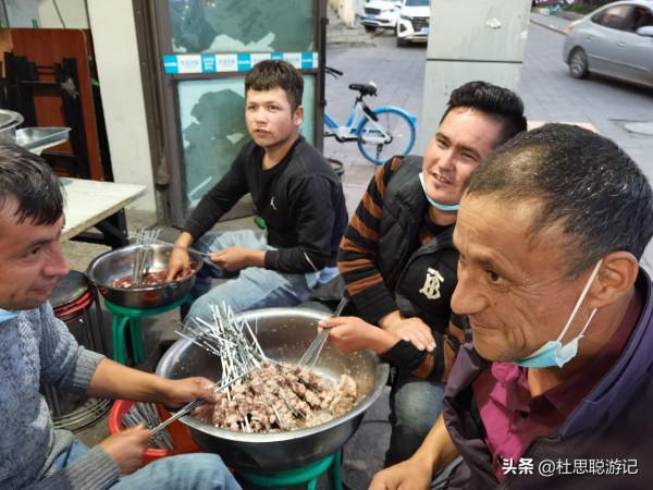 漢EV自駕新疆昭蘇縣，美食廣場排隊一小時終於吃上網紅燒烤