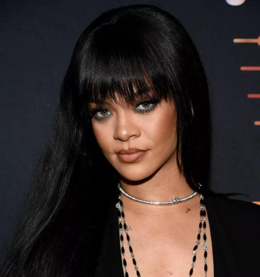 蕾哈娜街頭被偷拍!穿細高跟鞋路面溼滑不便行走,被保鏢抱在懷裡 蕾哈娜街頭被偷拍!穿細高跟鞋路面溼滑不便行走,被保鏢抱在懷裡