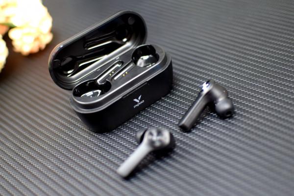 雷柏VM700S背光無線遊戲耳機：無線充電、無感延遲