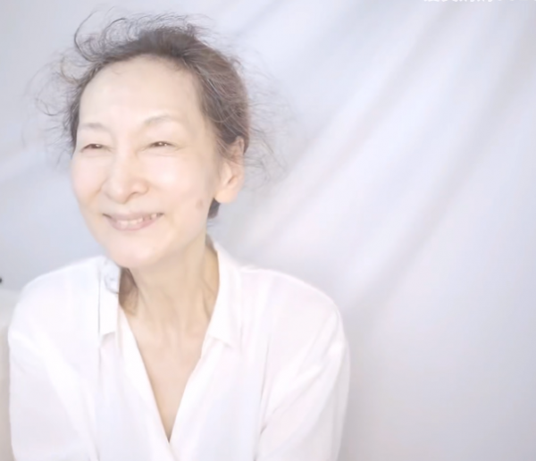 見過64歲的“少女”嗎？這位奶奶做到了極致，時髦優雅一眼驚豔