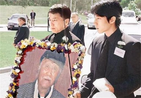 成龍父親葬禮：房祖名傷心，林鳳嬌跪拜，成龍同父異母哥哥沒到場