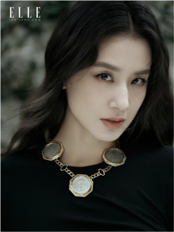 豪門闊太黃聖依拍海外閉年大片！穿一身黑狀態沒變，登大刊卻尷尬