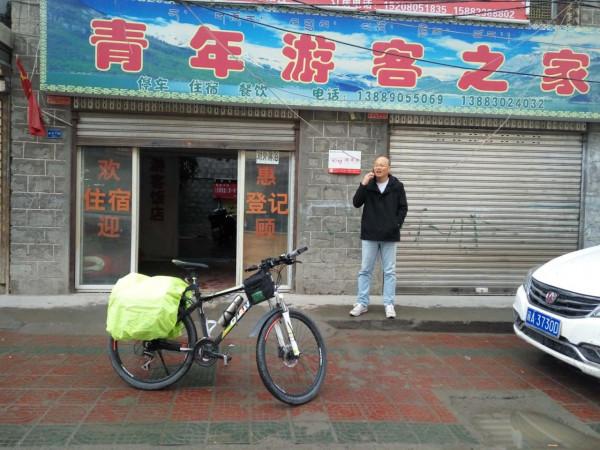 川藏騎行意義何在？13驢友雨中起爭執，結果太氣人