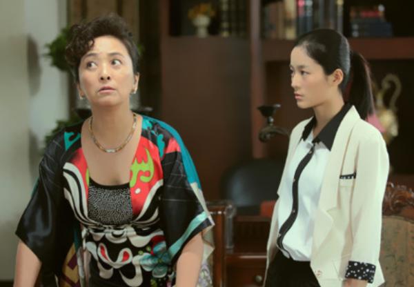 李勤勤化濃妝出席婚禮!戴珍珠項鍊顯富貴,用塑膠袋打包滿桌剩菜 李勤勤化濃妝出席婚禮!戴珍珠項鍊顯富貴,用塑膠袋打包滿桌剩菜