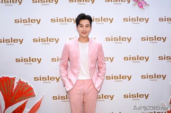 劉愷威收工逛夜市，穿毛衣配牛仔褲吃路邊攤，挎皮包似“老幹部”