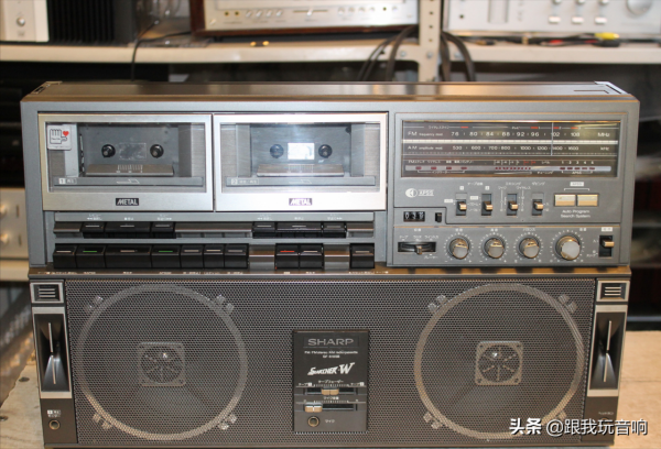 夏普 Sharp GF-818SB 是一款80年代推出的雙卡帶立體聲行動式收錄機 夏普 Sharp GF-818SB 是一款80年代推出的雙卡帶立體聲行動式收錄機