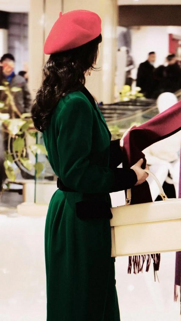 情人節趙麗穎手挽著李光潔劇照曝光，這是撒糖來了嗎？