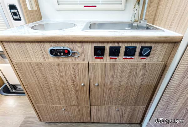 花光積蓄旅行？入不敷出？4座2.0T福特房車拎包即可入住，還省錢