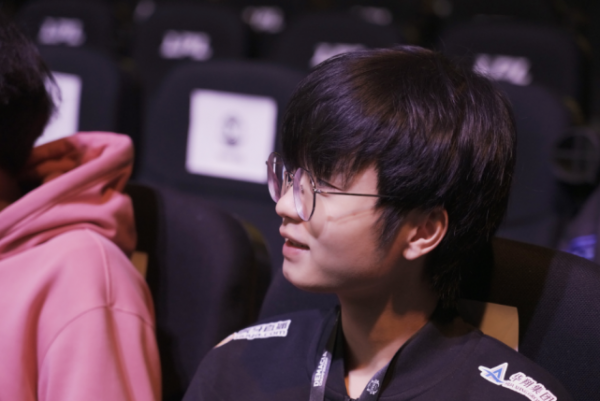 Iboy真的天賦很好？德杯對線能力出現問題，新賽季恐成突破口