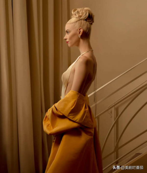 《後翼棄兵》女主兒時曾被霸凌，如今成為大熱影視劇的時尚女王