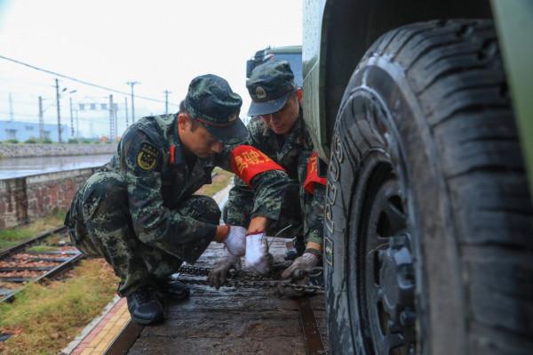 武警雨中開展鐵路投送裝載考核 提升遠端投送能力