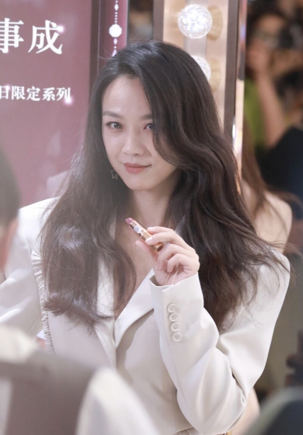 湯唯終於回國營業了,穿西裝配大波浪捲髮好高階,氣質無敵 湯唯終於回國營業了,穿西裝配大波浪捲髮好高階,氣質無敵