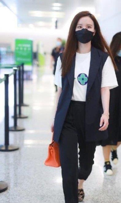 張萌穿著一襲深藍魚尾長裙,宛如迪士尼“在逃公主” 張萌穿著一襲深藍魚尾長裙,宛如迪士尼“在逃公主”