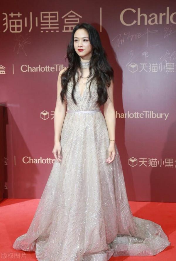 湯唯的面板好白好嫩!一襲銀色亮片裙出席活動,笑顏如花美呆了 湯唯的面板好白好嫩!一襲銀色亮片裙出席活動,笑顏如花美呆了