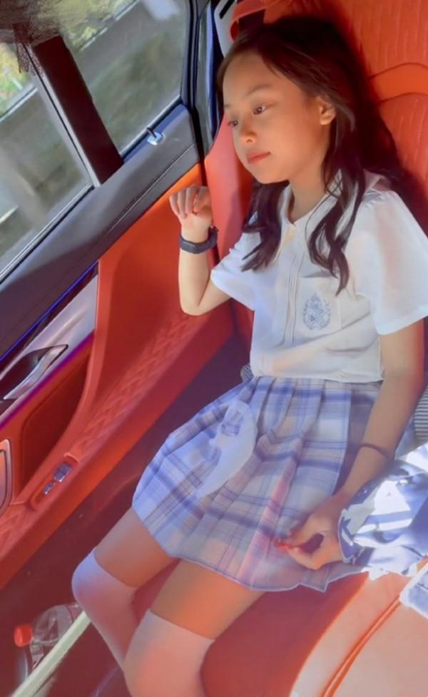 甜馨9歲生日和賈乃亮合影，長頭髮瓜子臉越來越像李小璐，美人坯