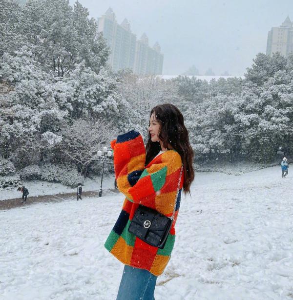 被沈夢辰的穿搭圈粉了，短款外套&plus;直筒褲，很吸睛