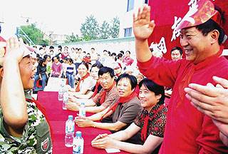 21年前，那個寧願去當名譽縣長也不和馮鞏合作的牛群，如今怎樣了