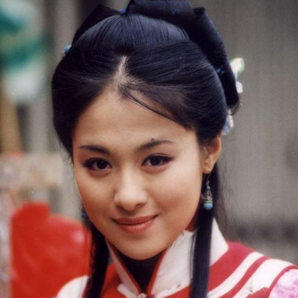 沈傲君：因賽西施爆紅，與聶遠相戀10年，為何轉身嫁給乾隆後裔