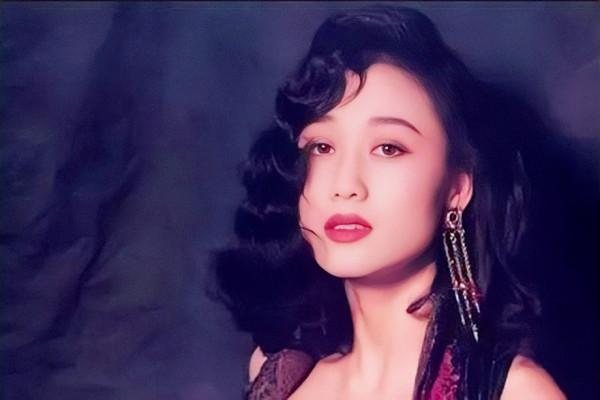 歲月不饒人，這6位女星，曾經驚豔時光如今顏值崩塌