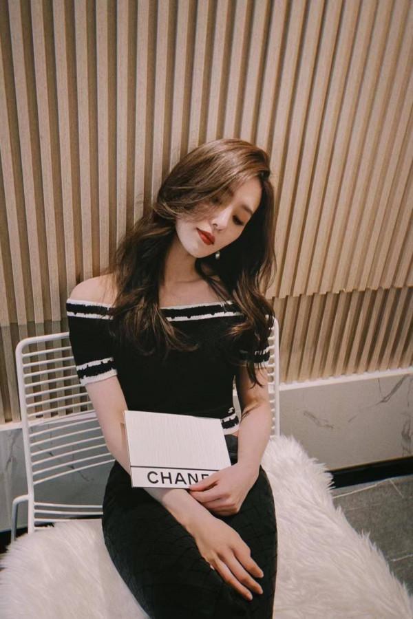 劉詩詩最新寫真大片曝光，一字肩大波浪造型超精緻