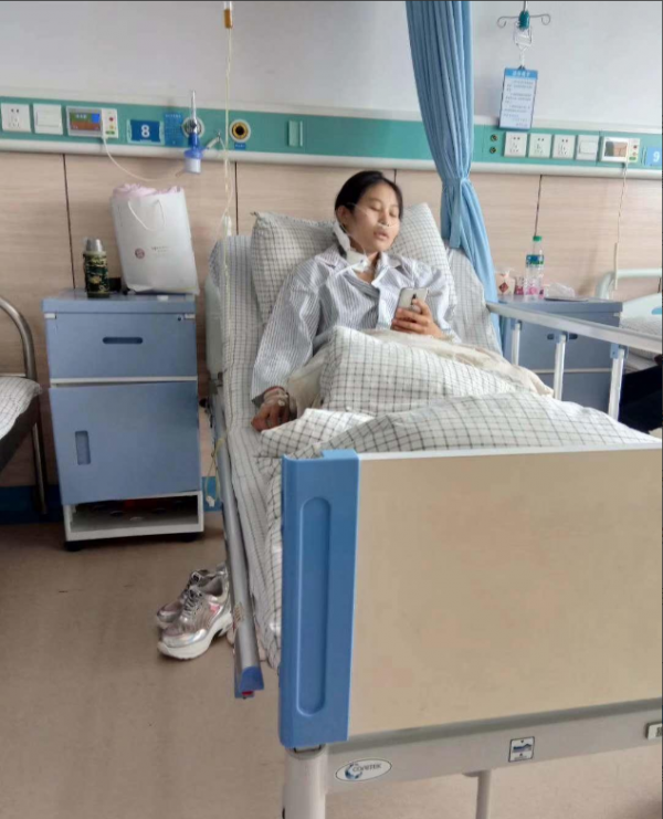 2020年19歲女孩患尿毒症，被親媽拉黑，親爸留下1000元：你多保重