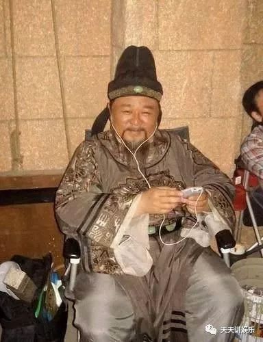 明星片場休息花絮多，你忍到第幾張不笑？喝水時慎入笑噴不負責