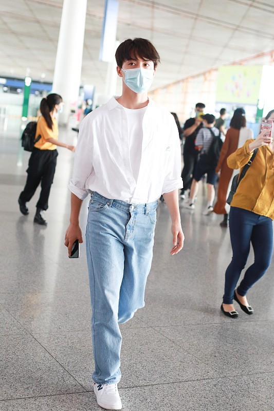 馬天宇人氣下滑？白T配馬甲看著挺低調，但是顏值真沒怎麼變