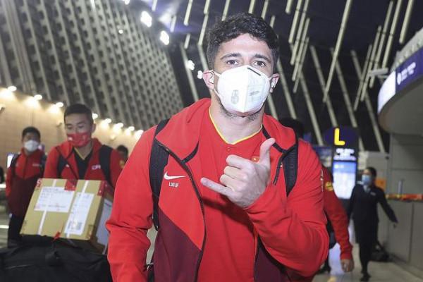 洛國富想為國足踢球，北京國安比利奇日子不好過，青島隊好事成雙