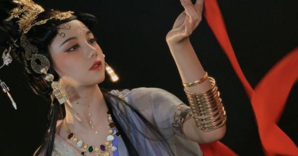 洛麗塔大哥外網爆火，身材長相甜美被當韓國人，怒懟：下次發漢服