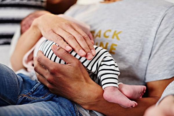 有一種“為難”叫新手爸爸抱娃：隔著螢幕，都能感覺他們太難了