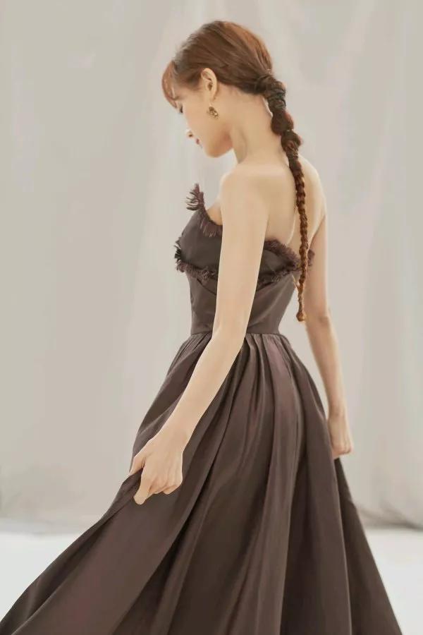 李一桐棕色連衣裙也能驚豔四座，搭配麻花辮又多了一份可愛