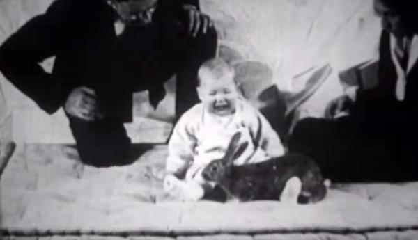 把孩子抱起來 把孩子抱起來