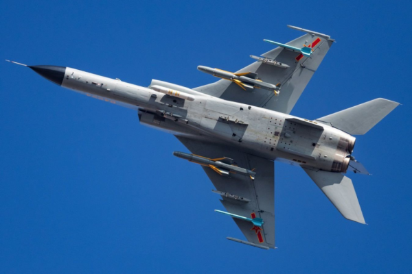 外國戰機擅闖防空區，解放軍強硬驅離，為何不直接擊落？