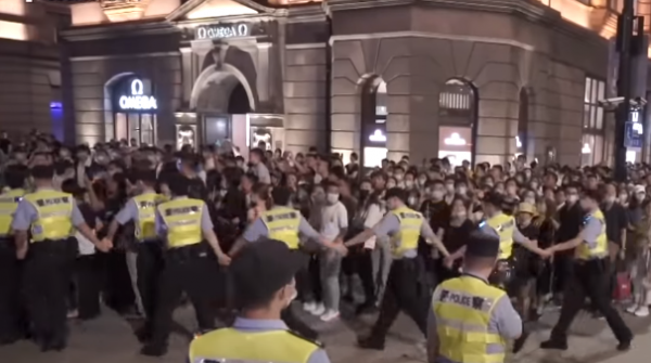 黃金週“人從眾”被羨慕!海外網友還被這群中國警察戳中萌點 黃金週“人從眾”被羨慕!海外網友還被這群中國警察戳中萌點