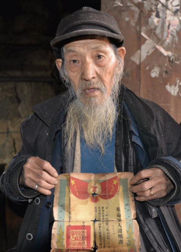 貴州86歲老兵接受慰問，牆上竟然掛著邱少雲的舊照，這是怎麼回事