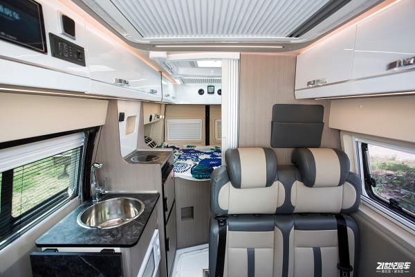 不懼限高！美女初體驗高度只有2米4的宇通福特B型房車