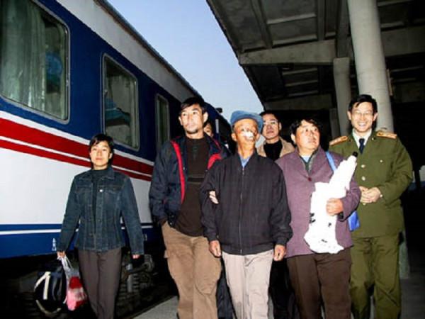 寇金成:三歲時被狼咬掉半張臉,靠吸米糊存活,娶妻後如何生活? 寇金成:三歲時被狼咬掉半張臉,靠吸米糊存活,娶妻後如何生活?