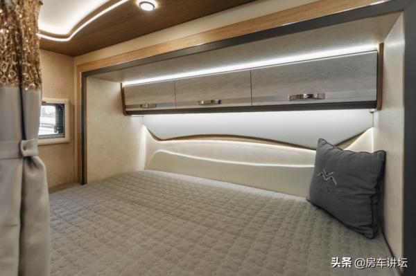 228&period;8w碳纖維交期長&quest;選141&period;8w的玻璃鋼&comma;除車身以外所有配置都一樣